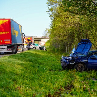 Bei zwei schweren Unfällen hintereinander am Dienstag auf der A8 ist ein Mensch ums Leben gekommen, ein anderer wurde schwer verletzt.