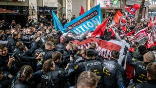 Einheiten der Polizei stoßen während der Revolutionären 1. Mai Demo in der Stuttgarter Innenstadt mit Demonstrationsteilnehmern zusammen.