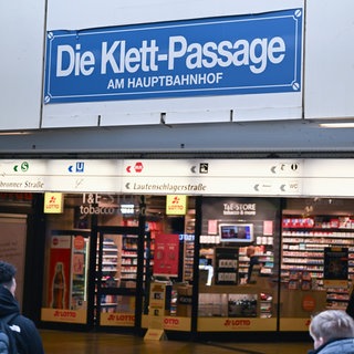 Ein Schild "Die Klett-Passage" über einem Geschäft in der unterirdischen Einkaufsstraße am Hauptbahnhof Stuttgart.