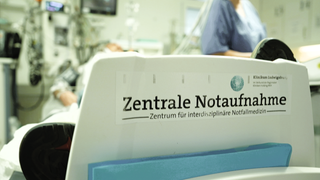 Schild: Notaufnahme Ludwigsburg. Dort wird KI eingesetzt, um etwas der Überlastung entgegenzusetzen.