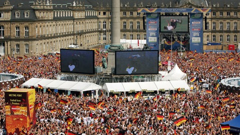 Public Viewing auf dem Schlossplatz Stuttgart beim "Sommermärchen", der WM 2006 in Deutschland: Als Host City der EURO 2024 hofft die Landeshauptstadt auf eine Neuauflage.