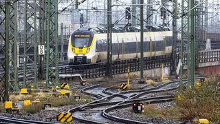 Ein Regionalzug auf dem Bahnhofsvorfeld des Stuttgarter Hauptbahnhofs.