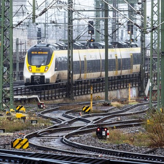 Ein Regionalzug auf dem Bahnhofsvorfeld des Stuttgarter Hauptbahnhofs.