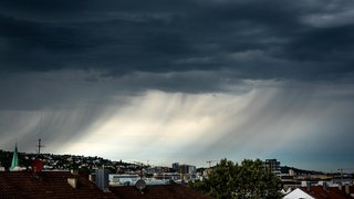 Nach dem starken Regen am Montagabend in Stuttgart ist Wasser in den Hauptbahnhof eingedrungen. (Archiv)