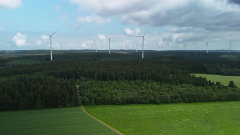Windräder ragen aus einem Wald bei Lauterstein: Der dortige Windpark gehört zu den größten in Baden-Württemberg.