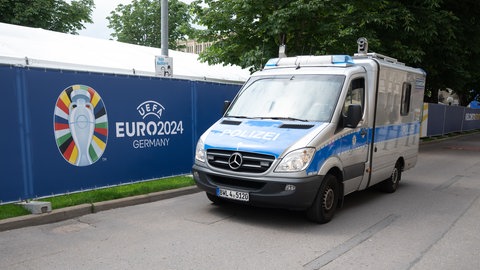 Ein Streifenwagen fährt am EM-Gelände auf dem Schlossplatz vorbei