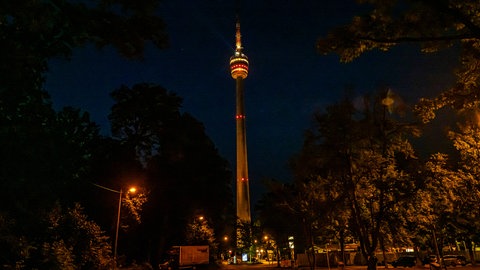 Der Fernsehturm in Stuttgart in den Deutschland-Farben schwarz-rot-gold beleuchtet.