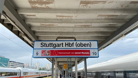 Hauptbahnhof zwischen Gleis 9 und 10: Auf einem Schild steht "Heimatstadt von Jamal Musiala".
