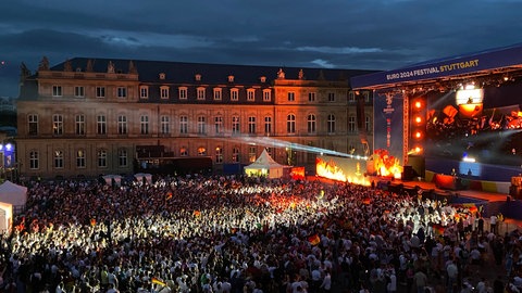 Public Viewing von oben: Schlossplatz ist voller Menschen