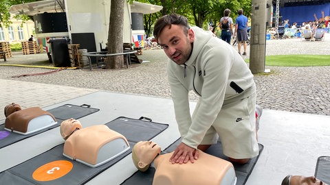 Filip Bungic zeigt Wiederbelebungsmaßnahmen. 