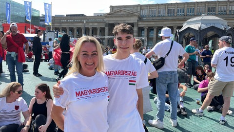 EM 2024 in Stuttgart - Fans für Ungarn: Brigitta lebt in Deutschland und kommt aus Ungarn. Gemeinsam mit ihrem Sohn Dimitrios schaut sie sich heute das Spiel an.