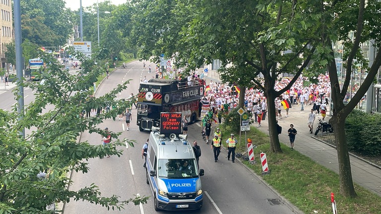 Hat man auch nicht jeden Tag: ein Polizei-Wagen als "Follow me"-Car wie bei der Formel 1.