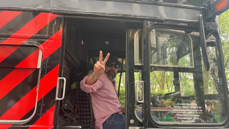 Auch der Fahrer des DFB-Fanbusses, der den Fan Walk der Deutschen anführte, hatte Spaß.