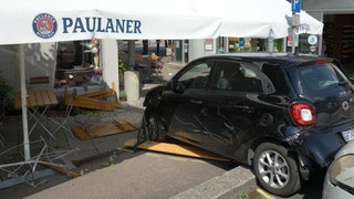 Auto fährt in Café in Rechberghausen (Kreis Göppingen)