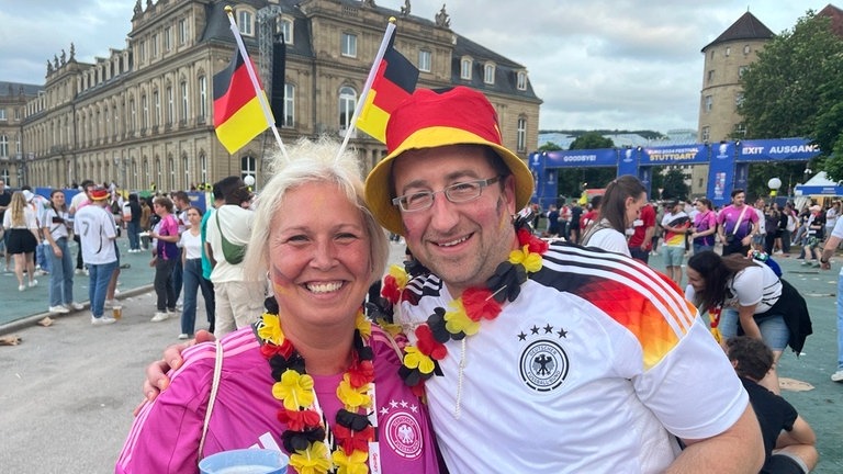 Kerstin und Bernd genießen den Jubel nach Spielende rund um den Schlossplatz in Stuttgart.