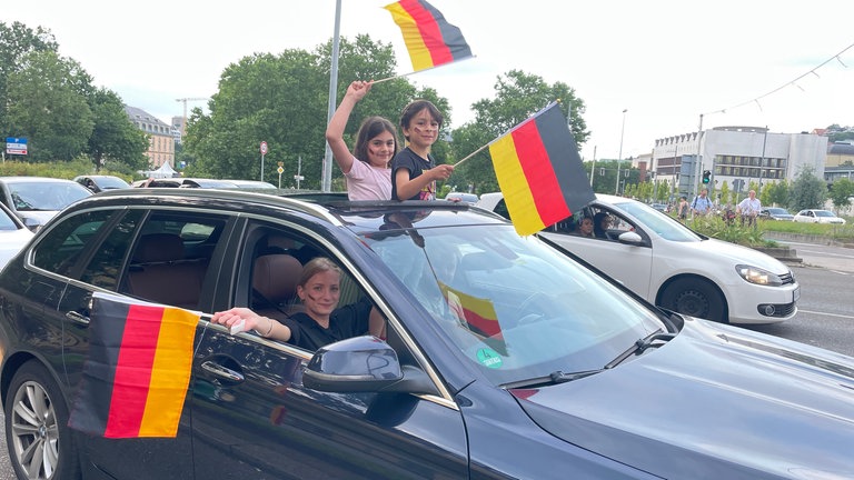 Der Korso - ein Familienevent: So lässt sich auch für die Jüngsten der 2:0-Sieg bequem feiern.