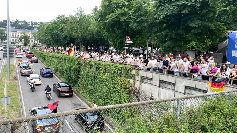 Großer Jubel in Stuttgart nach dem 2:0 der deutschen Mannschaft im Spiel gegen Ungarn: Der Korso rollt durch die Landeshauptstadt.