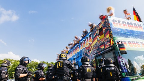 Fans stehen am Tag des Spiels Deutschland-Ungarn in Stuttgart auf einem Doppeldeckerbus. 