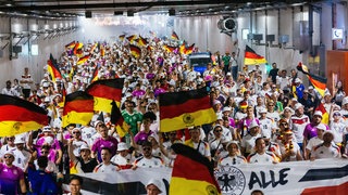 Deutsche Fans bei ihrem Fan Walk am Mittwoch im Schwanenplatztunnel