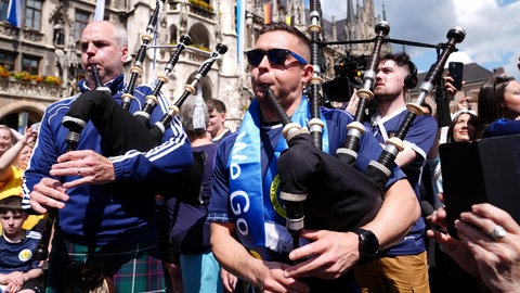 Schon in München und in Köln verbreiteten die schottischen Fans - natürlich mit Dudelsäcken - ordentlich Stimmung. (Archivbild)