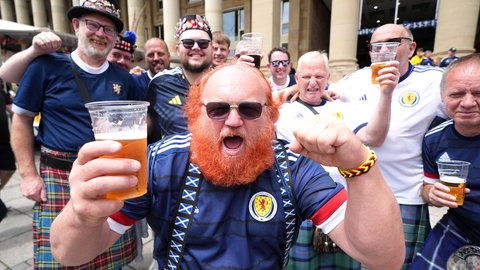 Auch in Stuttgart verbreiten die Schotten schon fleißig vor dem Spiel gegen Ungarn "No Scotland, no Party".