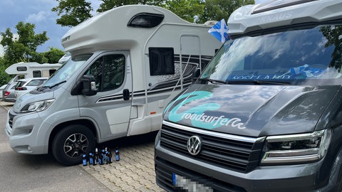 Wohnmobile in Fellbach im Rems-Murr-Kreis, die offenbar schottische Fans gemietet haben...