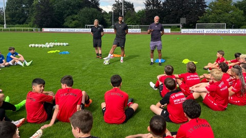 Weltmeister Sami Khedira trainiert gemeinsam mit Jugendlichen von drei Mannschaften am Spiel-Sonntag in Fellbach.