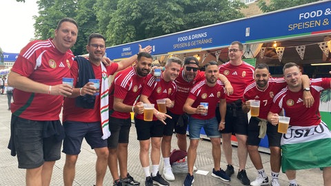Die ungarischen Fans wollen natürlich auch die beste Stimmung und die beste Mannschaft haben.
