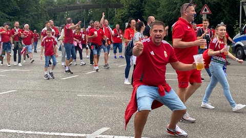 Mehrere tausend Ungarn haben wieder wie am Mittwoch am Sonntag vor dem Spiel am Fan Walk teilgenommen.