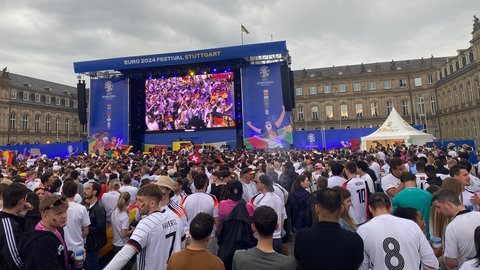 Anderthalb Stunden vor Anpfiff des Deutschland-Spiels füllt sich das Public Viewing am Schlossplatz schon ganz gut.