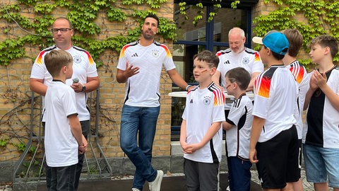 Sami Khedira in Fellbach mit U-13-Spielern