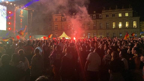 Nach dem Ausgleich durch Füllkrug wurde Pyrotechnik auf dem Schlossplatz gezündet.