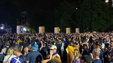 Die Enttäuschung steht ihnen allen ins Gesicht geschrieben: niedergeschlagene schottische Fans nach Spielende.
