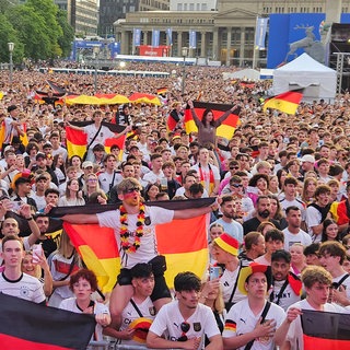 Bis zur Nachspielzeit mussten die Fans auf dem Stuttgarter Schlossplatz für den Ausgleich aushalten.
