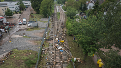 Zur Reperatur von millionenschweren Schäden am Schienennetz im Rems-Murr-Kreis fordert das Landratsamt Hilfe von Land. Die Schäden seien infolge des Starkregens und des Hochwassers Anfang Juni entstanden.