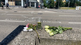 Blumen und Kerzen an der Stelle in Degerloch, an der ein Polizist einer Motorrad-Eskorte so schwer verletzt wurde, dass er kurz darauf starb.
