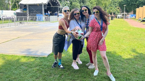 Diese Ukrainerinnen warten auf den Anpfiff. Und spielen so lange halt einfach selbst Fußball.