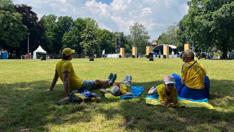 Die ukrainischen Fans treffen sich im Stadtgarten. Vor 14 Uhr sind erst sehr wenige da.