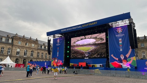 Wenige Fans stehen am Mittwoch am Schlossplatz in Stuttgart beim EM-Fan-Fest