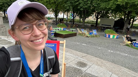 Die Fußball EM 2024 kann ermüdend sein: SWR-Reporterin Deborah Kölz gönnt sich etwas Ruhe.