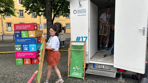 Liegestühle werden nach dem Unwetter für die EURO 2024 wieder aufgebaut. 