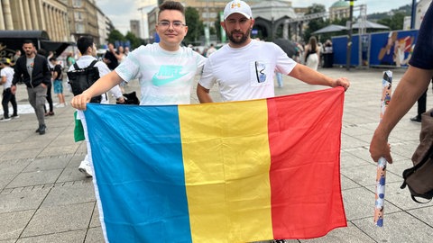 Zwei verirrte Rumänien-Fans zur Fußball EM 2024 in Stuttgart