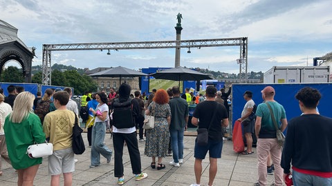 Auf dem Schlossplatz haben sich vor allem ukrainische Fußballfans zur EM 2024 eingefunden.