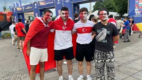 Türkische Fans fiebern mit ihrem Team bei der EURO 2024 auf dem Schlossplatz.