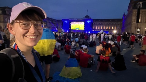 SWR-Reporterin Deborah Kölz bei der EM 2024 auf dem Schlossplatz