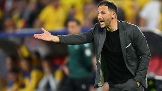 Belgien-Trainer Domenico Tedesco beschwert sich über die Polizei in Stuttgart. Er gibt ihnen die Schuld für die verspätete Ankunft zum Spiel gegen die Ukraine.