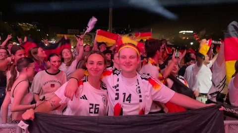Jubel auf dem Schlossplatz: Mit dem Abpfiff kannte die Freude kein Limit mehr bei den Fans. 