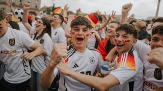 Jubel nach dem Sieg der Deutschen Mannschaft auf dem Schlossplatz in Stuttgart beim Public Viewing.