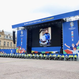 Auf dem Schlossplatz wurde am Montagmittag des Polizisten gedacht, der eine Woche zuvor bei einem tragischen Unfall in Degerloch ums Leben kam.