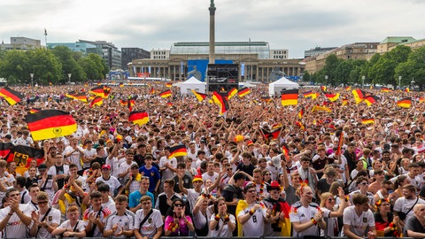 Zahlreiche Fußballfans sehen sich in der Fan Zone auf dem Schlossplatz das Spiel zwischen Deutschland und Ungarn an.
